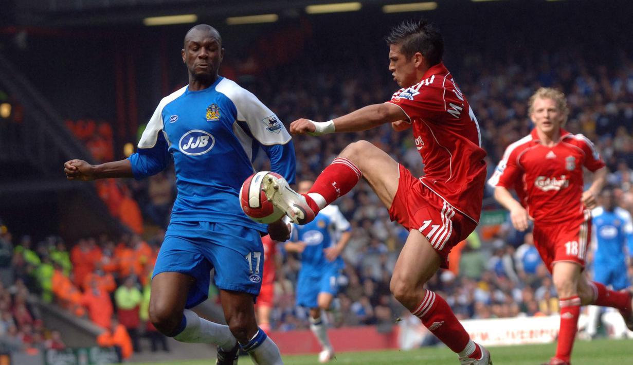 Mark Gonzalez (kanan) pengguna jersey benomor punggung 11 di Liverpool ini berasal dari Chili, Mark bermain dari 2006 hingga 2007 untuk The Reds. (AFP/Paul Barker)
