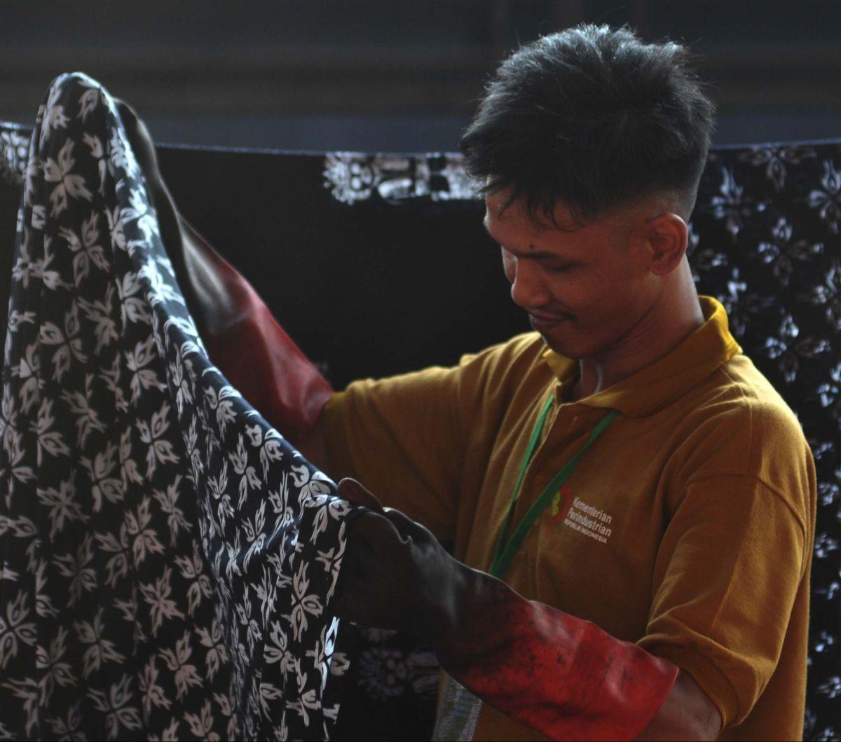 Sejumlah warga binaan mengikuti pelatihan pembuatan batik di Lembaga Pemasyarakatan (Lapas) Kelas 1 Cipinang, Jakarta, Kamis (5/9/2024). Kain batik tulis dan batik cap karya warga binaan yang sedang menjalani masa tahanan ini nantinya dipamerkan dalam per