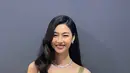 <p>Jung Ho-yeon tampil dengan gaun sleeveless warna gold dipadukan kalung silver tanpa liontin dan anting-anting minimalis. Rambut panjang hitam terurai bergaya wavy. [@bhent_official]</p>