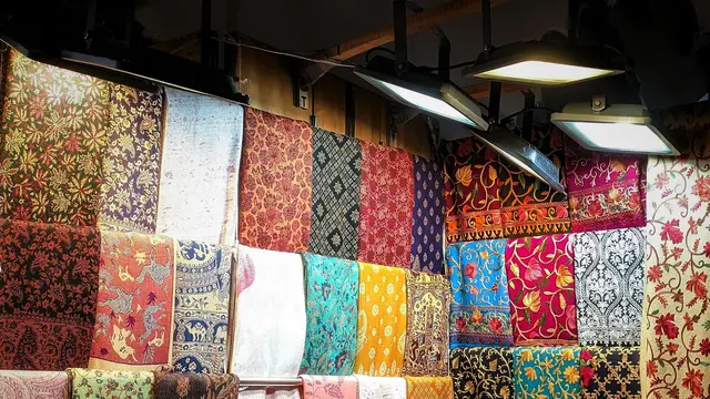 Model Rok Batik untuk Kebaya yang Simpel tapi Stylish. (pexels.com/Boywidlens_)