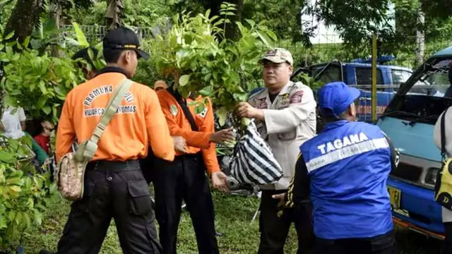 Ratusan relawan menanam pohon di Hutan Pemangkuan Melung, Banyumas. (Foto: Liputan6.com/Muhamad Ridlo)