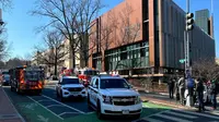 Kendaraan Dinas Rahasia memblokir akses ke jalan menuju kedutaan Israel di Washington DC, akibat aksi bakar diri pada 25 Februari 2024. (Mandel Ngan/AFP)