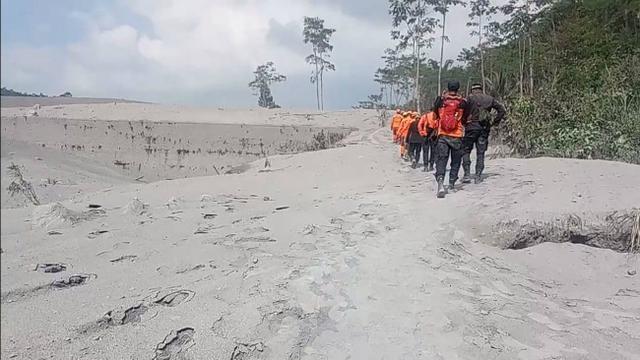 Tim SAR gabungan observasi di wilayah terdampak erupsi Gunung Semeru, Lumajang, Jawa Timur pada Rabu (2/12/2020). (Foto: Dok Istimewa)