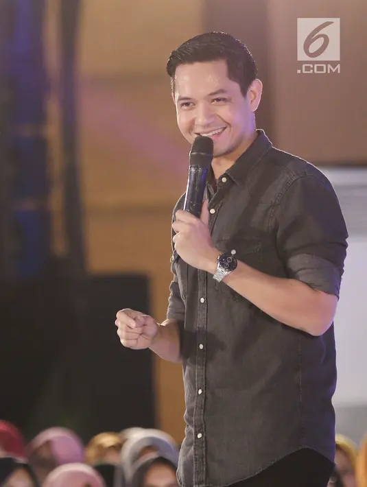 Artis peran Dude Harlino menjadi pembicara Entrepreneur Muda Inspiratif pada Emtek Goes To Campus (EGTC) 2018 di Universitas Negeri Semarang, Kamis (18/7). Dude membagikan pengalaman dan rahasia suksesnya kepada peserta EGTC (Liputan6.com/Herman Zakharia)