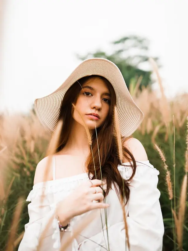FOTO: Gaya Cassandra Lee Saat Bermain di Tengah Sawah, Tampil Santai