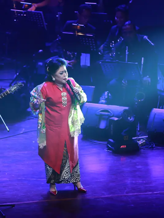 Bimbo membawakan sebanyak 25 lagu di konser ini bersama bintang tamu yang hadir. Sebelum berakhir, Bimbo dan para musisi lain membawakan lagu ‘Kita Adalah Satu’ sebagai penutup konser. (Deki Prayoga/Bintang.com)