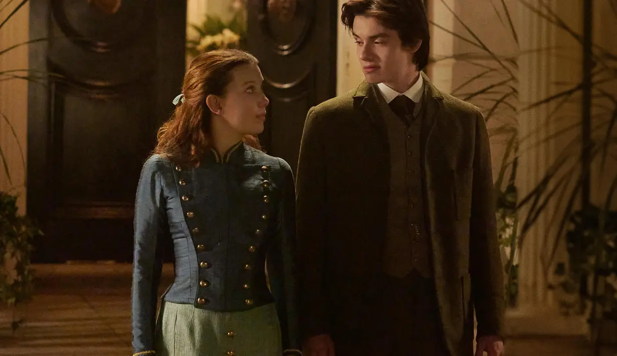 Millie Bobby Brown dan Louis Partridge dalam Enola Holmes 2. (Foto: Alex Bailey/Netflix © 2022)