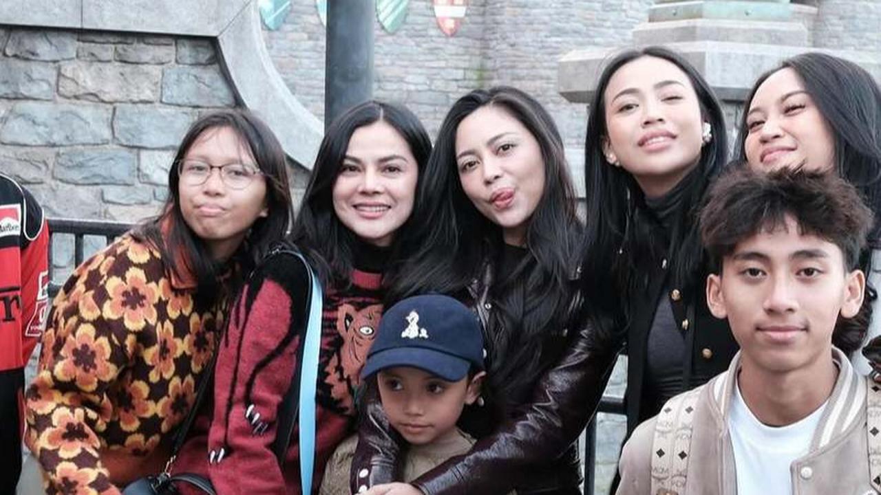 Intip Keseruan Rachel Vennya Liburan Bareng Keluarga di Hong Kong, Seru Naik Roller Coaster di Disneyland