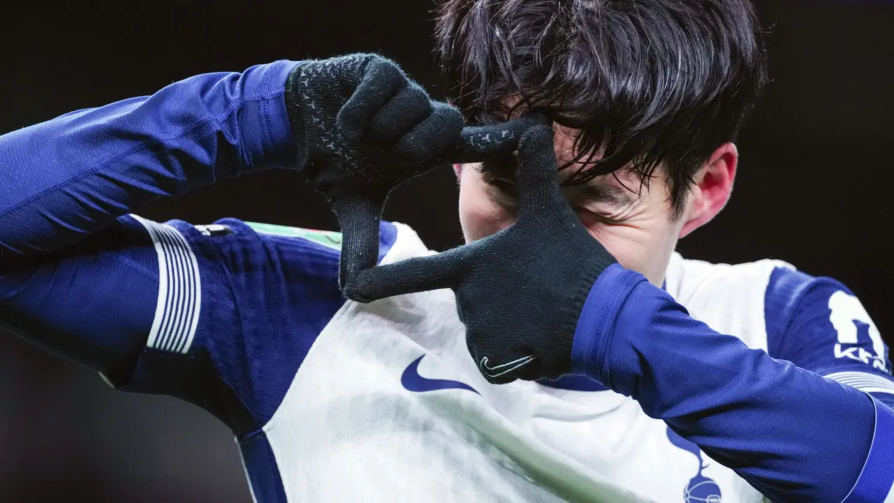 Foto: Son Heung-min Cetak Gol Indah Lewat Sepak Pojok Langsung ke Gawang MU di Carabao Cup