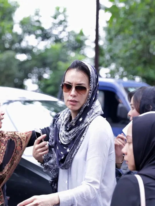 Sophia Latjuba resmi menjadi mualaf sejak April 2014 silam. Ia juga membantah bahwa menjadi mualaf karena ingin menikah dengan Ariel. (Adrian Putra/Bintang.com)