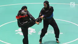 Pesilat Indonesia, Sarah Tria Monita (biru) bertanding melawan Nong Oy Vongphakdy (merah) asal Laos dalam babak final Kelas C Putri Asian Games 2018 di Jakarta, Senin (27/8). Sarah menang dan mendapatkan medali emas. (Merdeka.com/Arie Basuki)