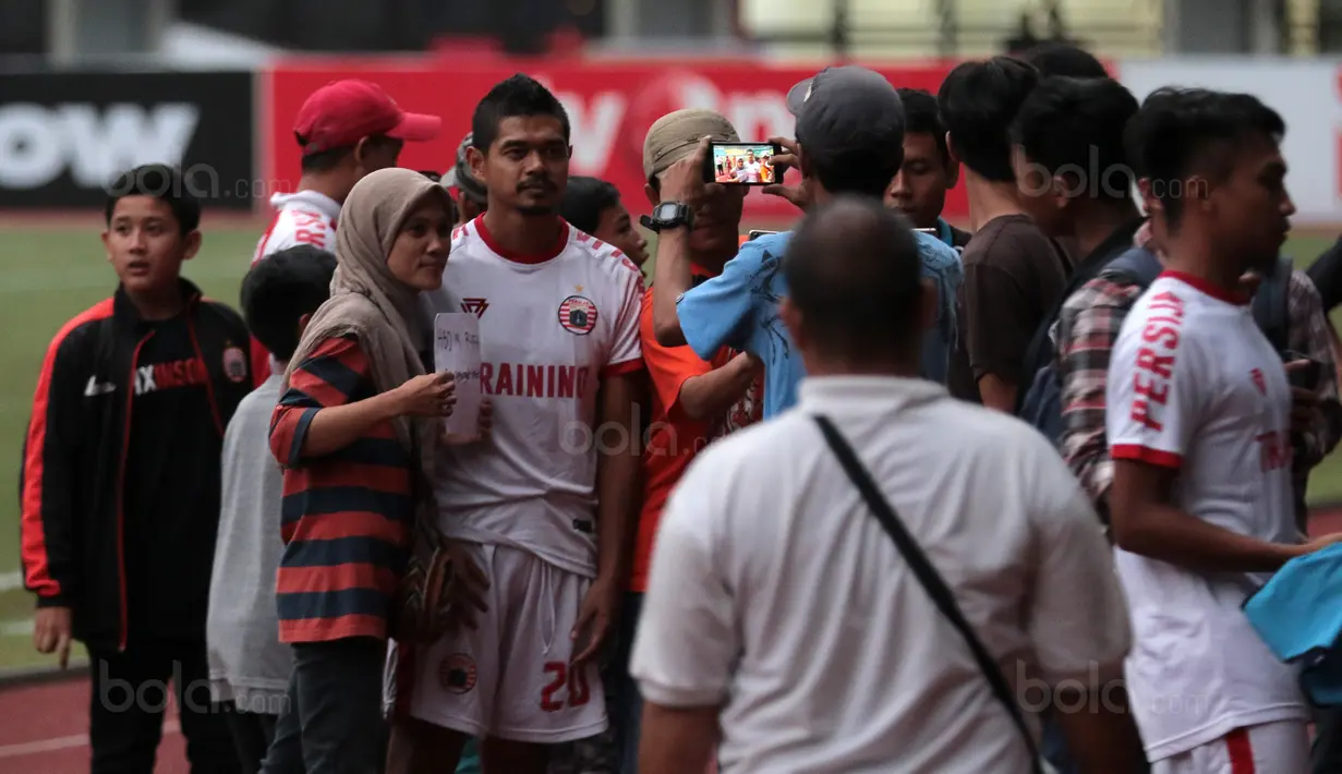 Pemain Persija Jakarta, Bambang Pamungkas diserbu fans usai berlatih di Stadion Patriot Bekasi, Sabtu (11/11/2017). Latihan tersebut jelang melawan Bhayangkara FC. (Bola.com/Nicklas Hanoatubun)