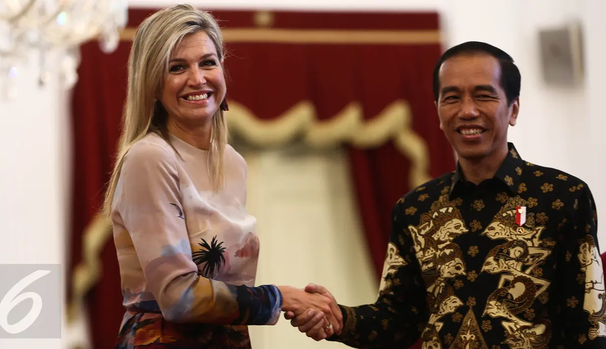Presiden Jokowi (kanan) bersalaman dengan Ratu Kerajaan Belanda Maxima di Istana Merdeka, Jakarta, Kamis (1/9). Ratu Maxima berkunjung sebagai Penasihat Khusus Sekjen PBB tentang Perkembangan Inklusi Keuangan bagi Pembangunan. (Liputan6.com/Faizal Fanani)