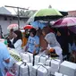 Puluhan wanita simpatisan Prabowo-Gibran mengunjungi Duren Sawit, Jakarta Timur, untuk membagikan lebih dari 500 paket makanan 4 sehat 5 sempurna, susu dan juga bubur kacang hijau. (Ist).