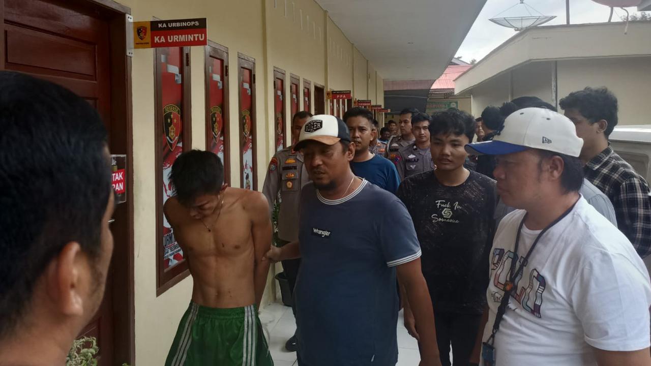 Sembunyi di Loteng Pakai Kolor Hijau, Tegang Detik-Detik Pembunuh Penjual Gorengan Ditangkap Polisi