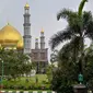 Balutan emas itu juga berlanjut pada pagar di lantai dua serta pada hiasan kaligrafi pada langit-langit masjid. Masjid ini diklaim mampu menampung lebih dari 8.000 jemaah.