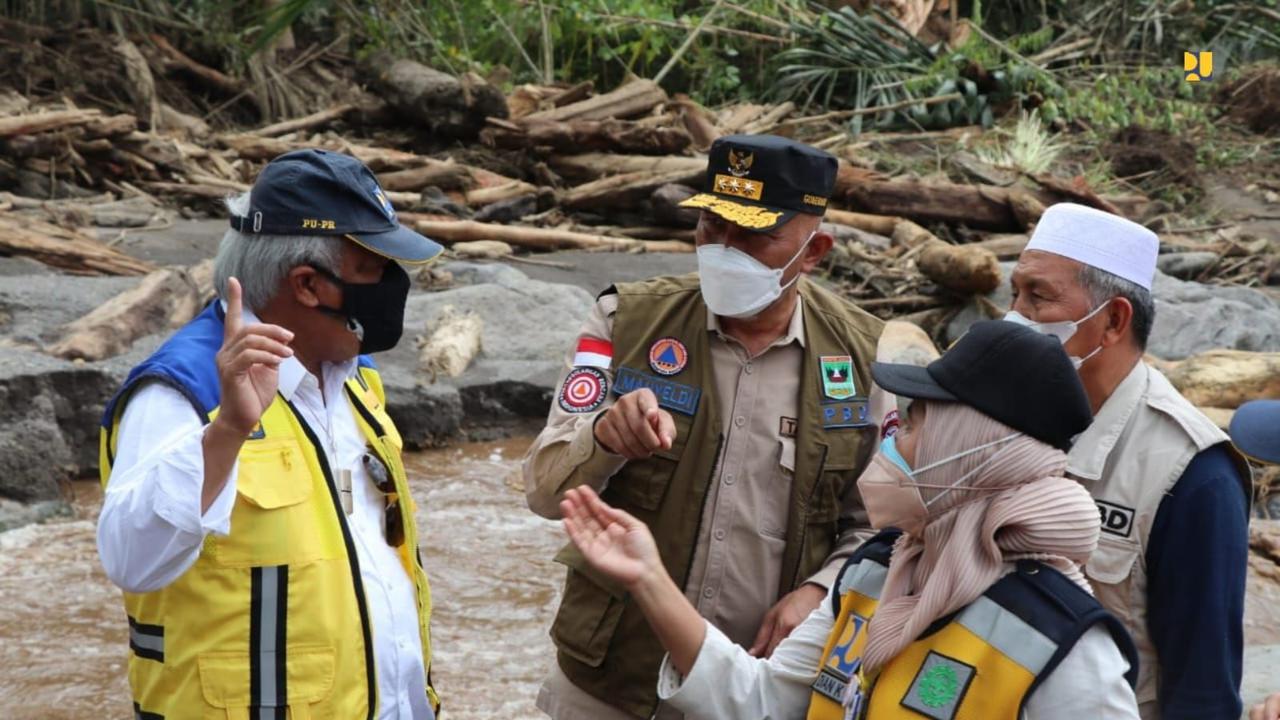 Menteri PUPR Basuki Hadimuljono meninjau penanganan darurat lokasi terdampak gempa di Pasaman dan Pasaman Barat, Sumatera Barat. (Dok Kementerian PUPR)