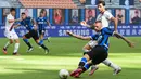 Bek Inter Milan, Marcelo Brozovic berebut bola dengan gelandang Bologna, Roberto Soriano pada pekan ke-30 Serie A 2019-2020, di Stadion Giuseppe Meazza, Minggu (5/7/2020). Inter Milan ditumbangkan Bologna 1-2 di kandang sendiri. (MIGUEL MEDINA / AFP)