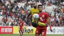 Gelandang Persija Jakarta, Sandi Sute, berebut bola dengan Ceres-Negros, Manuel Herrera, pada laga Piala AFC di SUGBK, Jakarta, Selasa (23/4). Persija takluk 2-3 dari Ceres-Negros. (Bola.com/Vitalis Yogi Trisna)