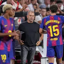 Pelatih Barcelona, Hansi Flick, berbicara dengan Andreas Christensen saat pertandingan La Liga Spanyol&nbsp;melawan Rayo Vallecano di Stadion Vallecas, Madrid, Spanyol, Senin, 1&nbsp;September 2025. (AP Photo/Manu Fernandez)
