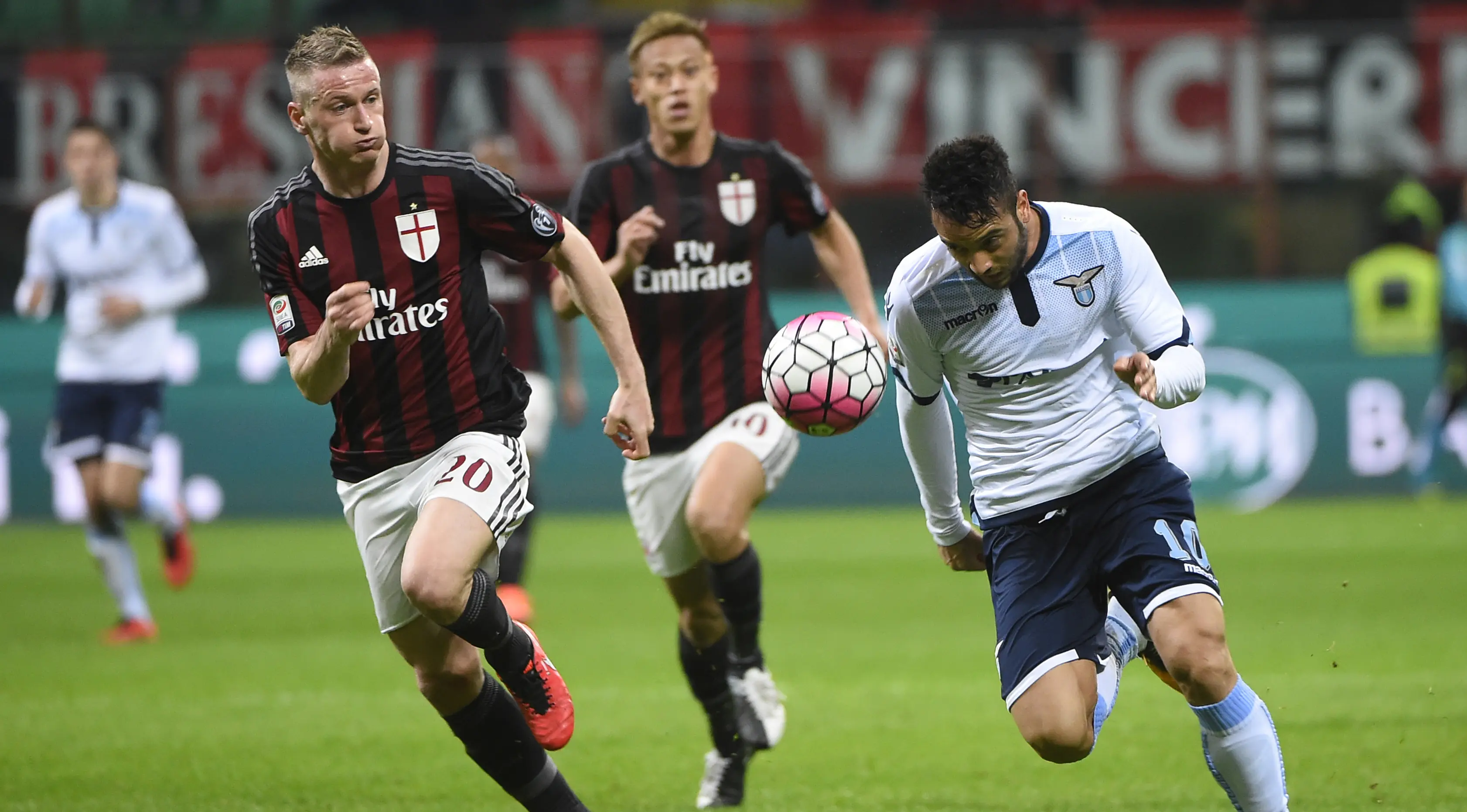 Gelandang Lazio, Felipe Anderson (kanan) beraksi pada laga melawan AC Milan. (AFP/Olivier Morin)