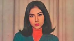 Di usianya yang sudah 85 tahun, Titiek Puspa masih aktif di panggung hiburan. Penampilannya pun masih bugar dan awet muda. Tak heran jika potret masa mudanya banyak mencuri perhatian. Seperti foto lawas di tahun 50-an ini yang disebut mirip Isyana Sarasvati. (Liputan6.com/IG/@titiekpuspa_official)