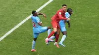Penyerang Portugal, Cristiano Ronaldo, berebut bola udara dengan bek DR Kongo bernomor 22, Chancel Mbemba, dan bek bernomor 4, Axel Tuanzebe, dalam laga Grup K Piala Dunia FIFA 2026 antara Portugal melawan DR Kongo di Houston Stadium, Houston, Texas, pada 17 Juni 2026. (Lars Baron / GETTY IMAGES NORTH AMERICA / Getty Images via AFP)