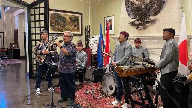 Dubes RI untuk Jepang Heri Akhmadi dan para musisi Indonesia.