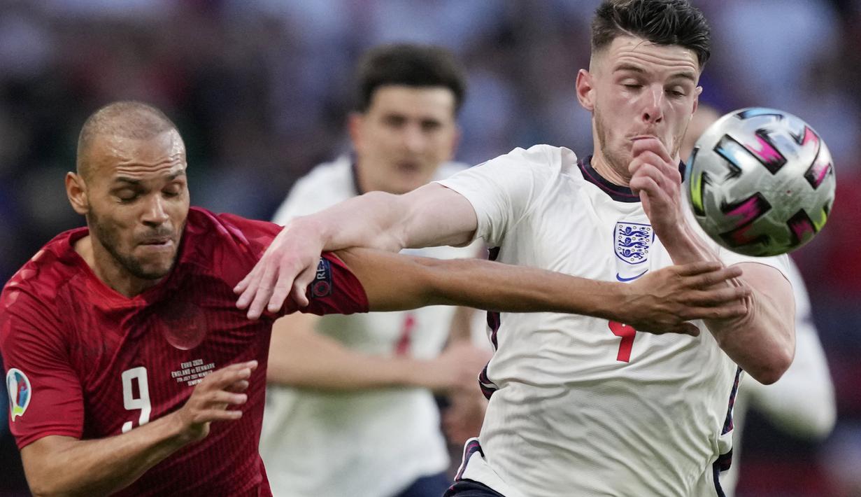 Martin Braithwaite tercatat baru mengikuti satu edisi Euro bersama Timnas Denmark yaitu pada 2020. Satu gol berhasil dicetaknya dari total 6 laga. Gol tersebut dicetaknya saat Denmark kalah 1-2 dari Inggris pada babak semifinal Euro 2024 (7/7/2021). Saat itu usianya telah menginjak 30 tahun, 2 bulan dan 1 hari. (AFP/Pool/Frank Augstein)