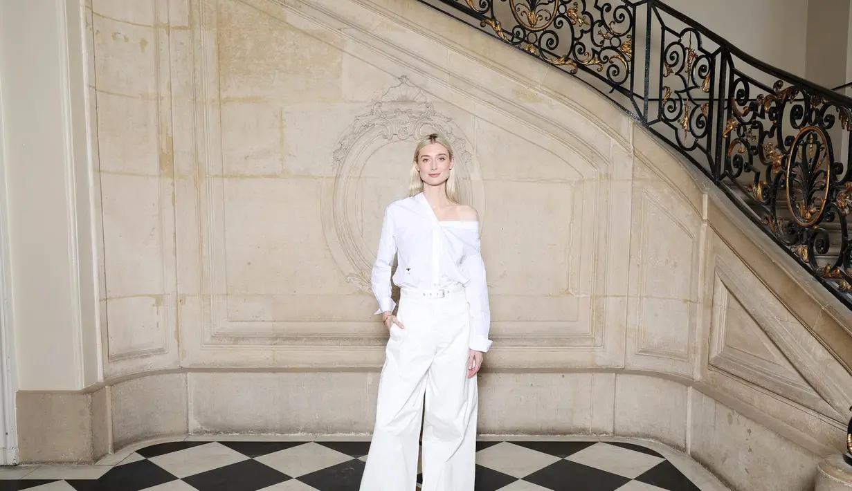 Elizabeth Debicki mengenakan a Dior Spring-Summer 2024 white cotton asymmetrical shirt with white cotton pants.  [Dok/Dior]