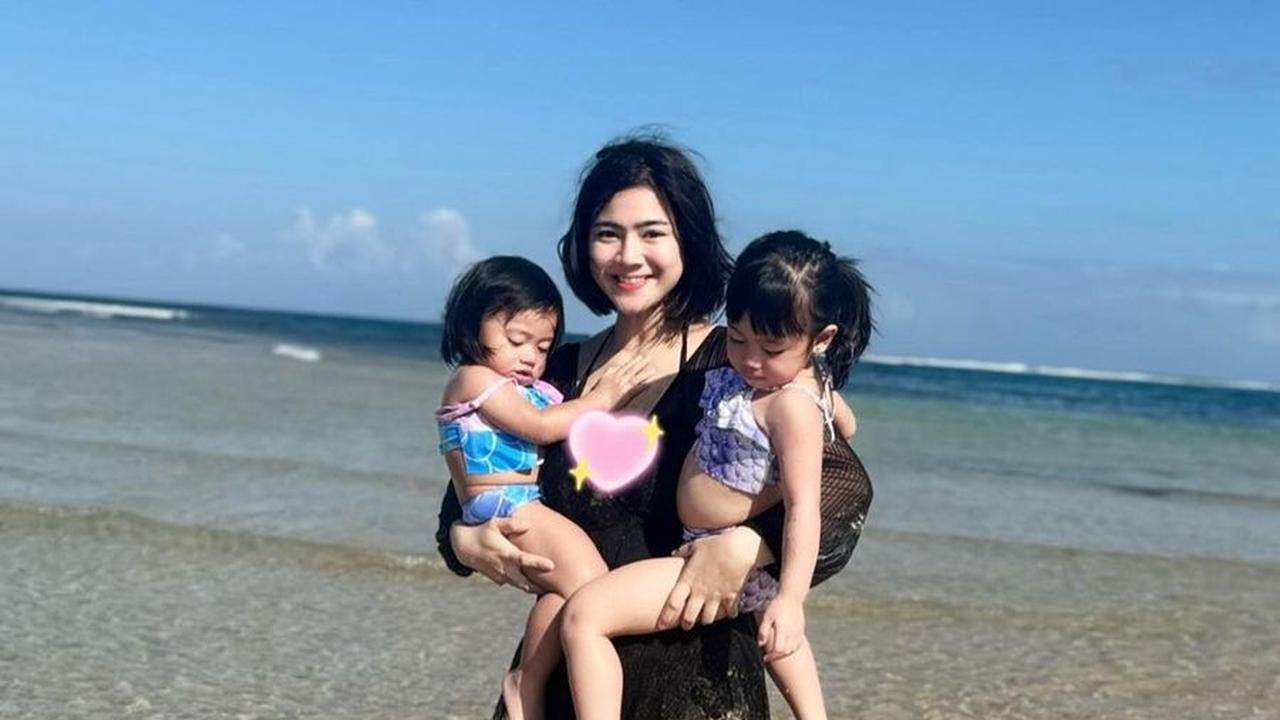 Selain gaya rambut barunya, Felicya Angelista yang sukses mengembalikan bentuk tubuh pasca melahirkan juga berhasil mencuri perhatian.<br>
