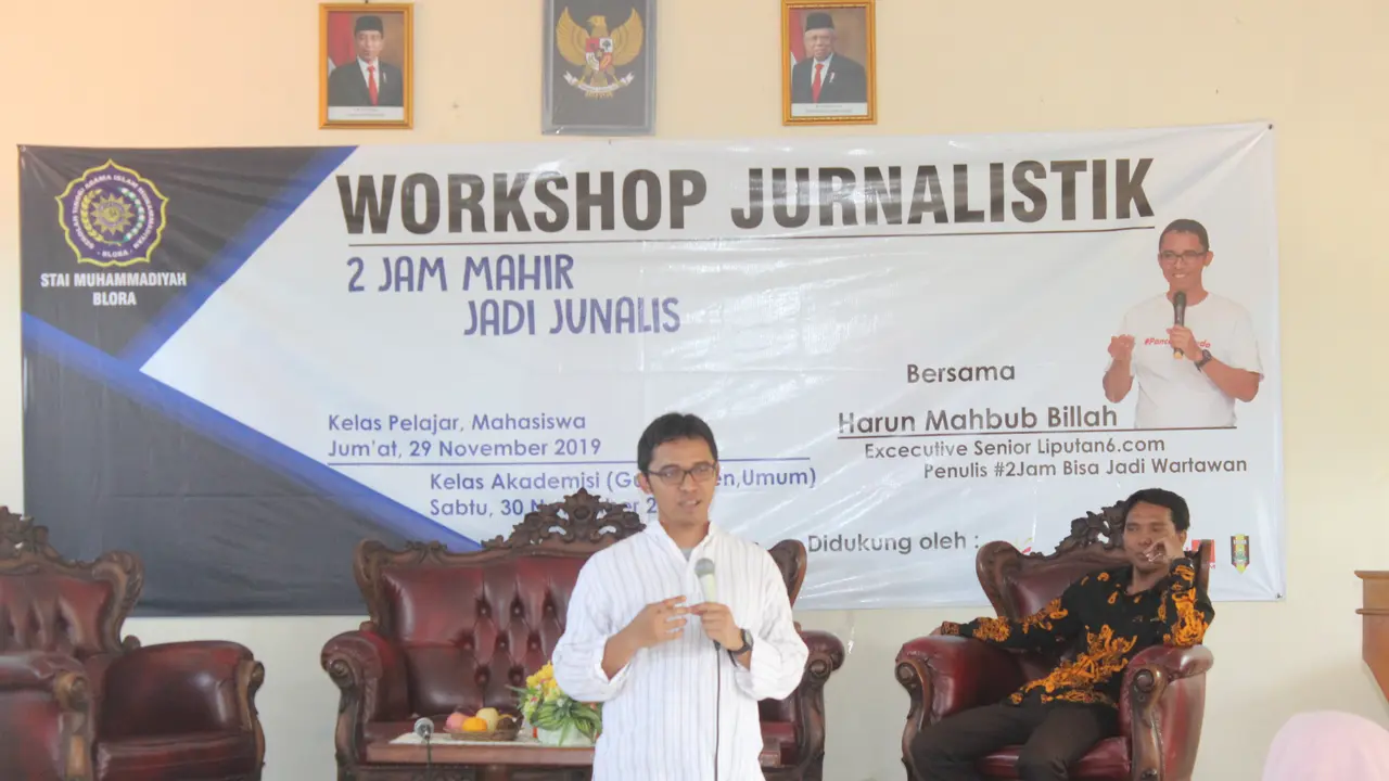 Redaktur Pelaksana Liputan6.com, Harun Mahbub Billah mengisi workshop Jurnalistik yang digelar STAI Muhammadiyah Blora, ‘2 Jam Bisa Jadi Wartawan’. (Foto: Liputan6.com/Ahmad Adirin)