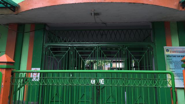 Aula gedung SMPN 32 Pekojan, Jakarta, roboh pada Kamis 21 Desember 2017. (Liputan6.com/Devira Prastiwi)