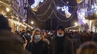Lampu menerangi pasar Natal di Strasbourg, Prancis timur, Jumat(26/11/2021). Prancis mengumumkan keputusan suntikan Booster Covid-19 untuk semua orang dewasa agar tak lagi menerapkan pembatasan wilayah, atau batasan jam malam. (AP Photo/Jean-Francois Badias)