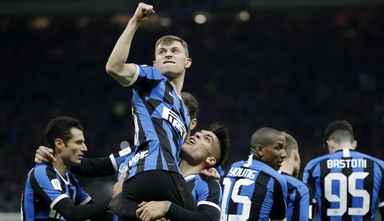 Gelandang Inter Milan, Nicolo Barella, melakukan selebrasi usai membobol gawang Fiorentina pada laga Coppa Italia  di Stadion San Siro, Rabu (29/1/2020). Inter Milan menang 2-1 atas Fiorentina. (AP/Luca Bruno)