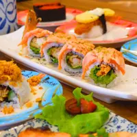 Santap Sushi sambil nikmati pengalaman seru dengan conveyor belt terpanjang.