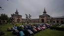Muslim Kashmir berdoa pada hari Jumat pertama Ramadhan di Masjid Jamia, atau Masjid Agung, di Srinagar, Kashmir yang dikuasai India, Jumat, 24 Maret 2023. (AP Photo/Mukhtar Khan)