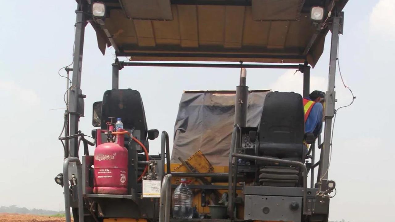 FOTO: Melihat Teknologi Pengaspalan Jalan Menggunakan 410 Ton Aspal Plastik untuk Proyek Jalan Perumahan BSD Serpong