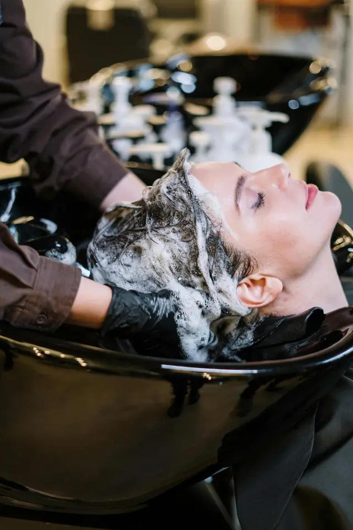 5 Cara Tepat Merawat Rambut agar Tetap Sehat Setelah Diwarnai