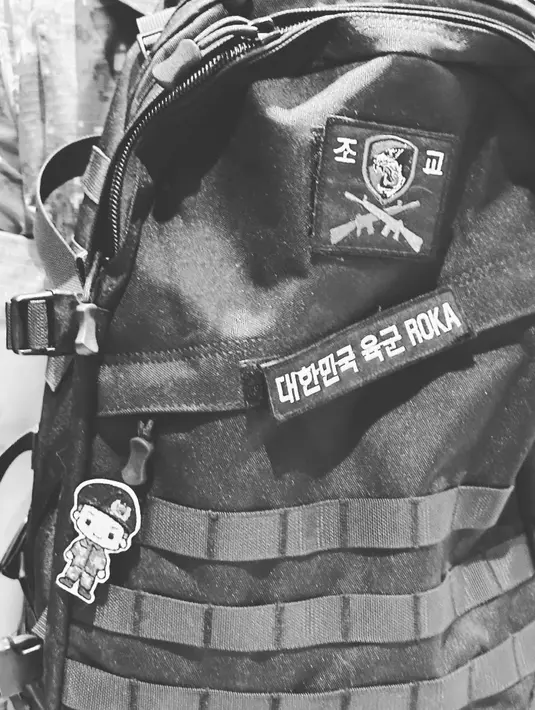 <p>Tas ransel J-Hope dengan gantungan kunci berupa chibi dirinya dalam setelan seragam militer. Aksesori itu terlihat menggemaskan. (Foto: Instagram/ uarmyhope)</p>