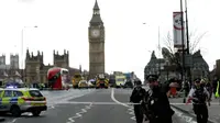 Pada 22 Maret 2017, teror terjadi di Inggris. Seorang pria menabrakkan mobil ke arah pejalan kaki di Jembatan Westminster, London dan menewaskan 4 orang. Setelah itu, ia menabrak pagar Gedung Parlemen dan menikam seorang polisi. (AP Photo/Matt Dunham)