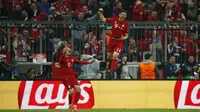 Pemain Bayern Muenchen Xabi Alonso merayakan gol ke gawang Atletico Madrid bersama rekan setimnya, Franck Ribery, pada leg kedua semifinal Liga Champions di Allianz Arena, Rabu dinihari WIB (4/5/2016). (Liputan6.com/Reuters / Kai Pfaffenbach Livepic)