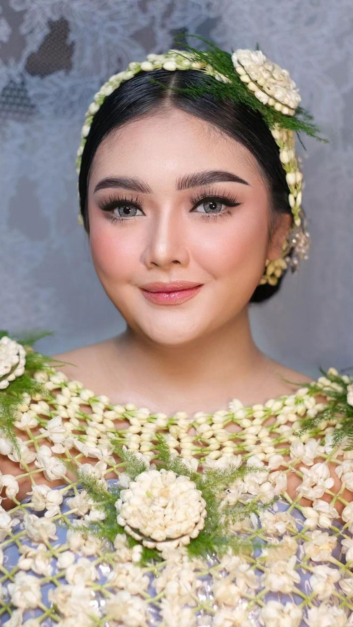 Aura Suci di acara itu terlihat begitu cantik, sehingga membuat banyak tamu terpesona.