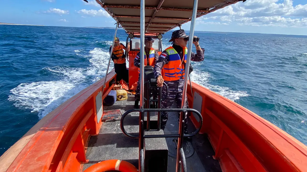 Tim SAR gabungan saat melakukan pencarian terhadap korban yang hilang di perairan Rote Ndao, NTT