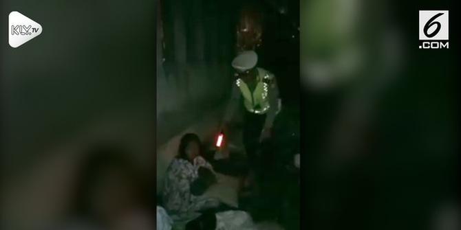 VIDEO: Polantas Bantu Tunawisma Melahirkan di Pinggir Kalimalang