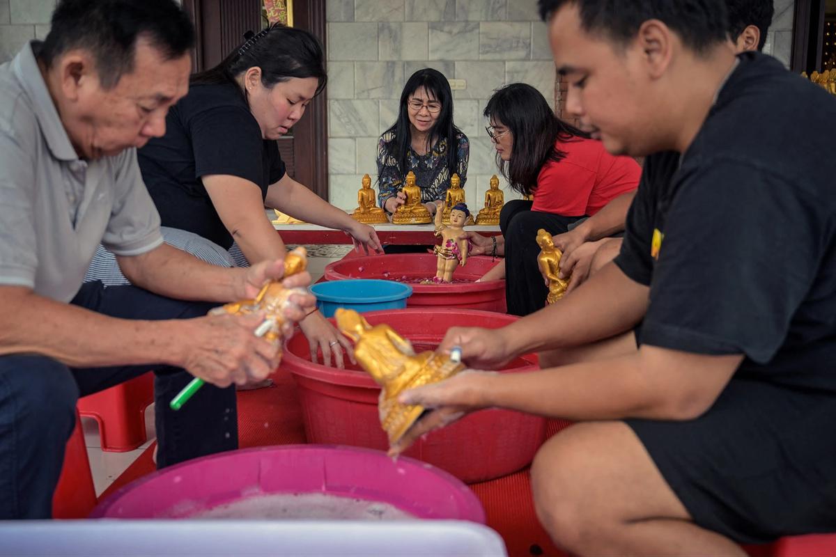 FOTO: Ritual Pembersihan Patung Buddha Sambut Tahun Baru Imlek