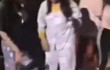 Pakai Baju Tidur, Para Wanita Cantik Berambut Panjang Tabur Bunga & Bakar Lilin di Tempat Karaoke Orange