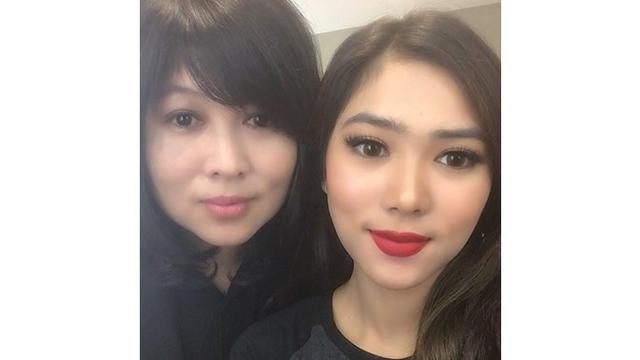 Paras cantik milik Isyana memang diturunkan dari sang ibunda.