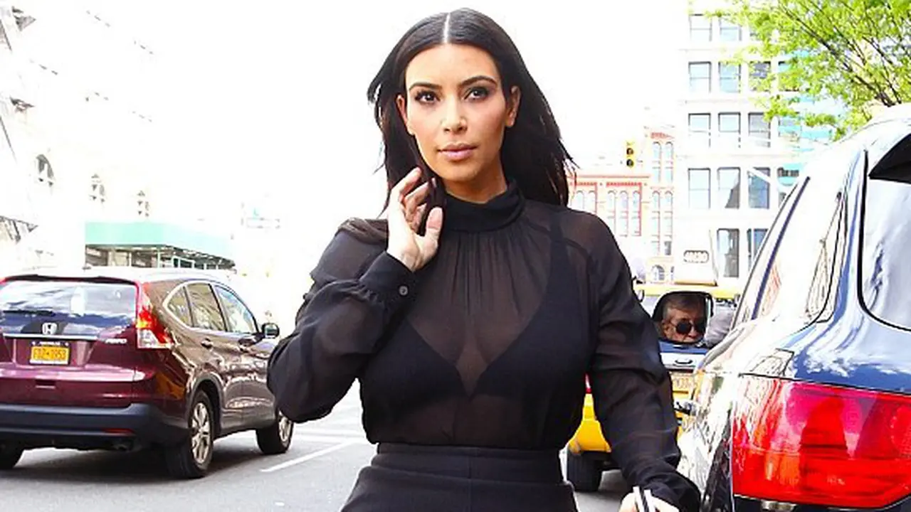 Akhirnya Kim Kardashian Bantah Ia Belum Menikah