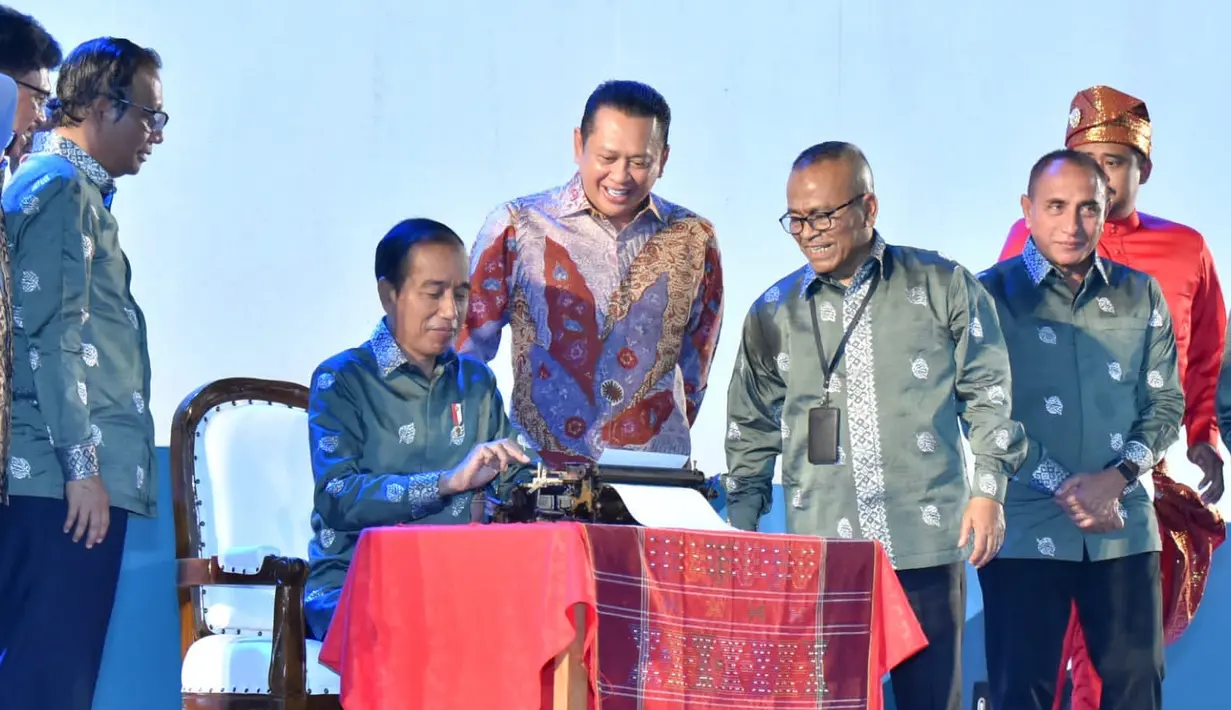 Presiden Joko Widodo (Jokowi) didampingi Ketua MPR Bambang Soesatyo, Menko Polhukam Mahfud MD, Mensesneg Pratikno, Menteri Komunikasi dan Informatika Johnny G. Plate, Ketua Dewan Pers Ninik Rahayu, dan Ketua Umum Persatuan Wartawan Indonesia (PWI) Pusat Atal S Depari melakukan pengetikan tulisan “HPN” pada mesin tik sebagai tanda Peringatan HPN 2023 saat puncak peringatan Hari Pers Nasional di Kabupaten Deli Serdang, Provinsi Sumatra Utara, Kamis (9/2/2023). (FOTO: Biro Pers Istana Kepresidenan/Agus Suparto)